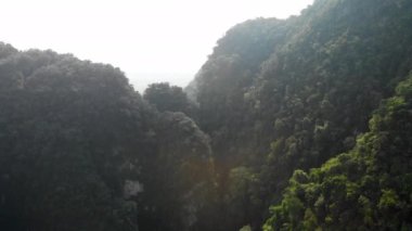 Arka ışıklı kireçtaşı bir tepenin havadan çekilmiş bir görüntüsü