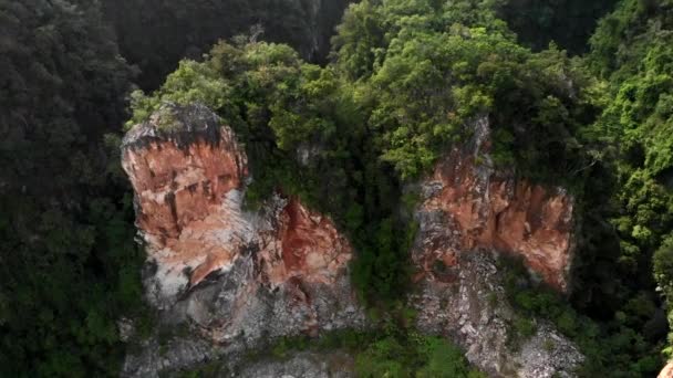 Un plan aérien révélant un lac derrière une colline de calcaire exposée 