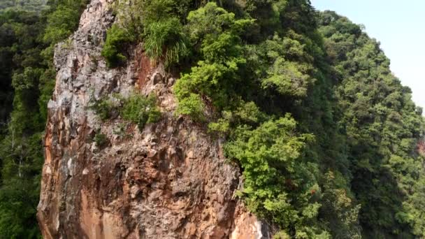 Une grue aérienne prise d'une colline de calcaire 