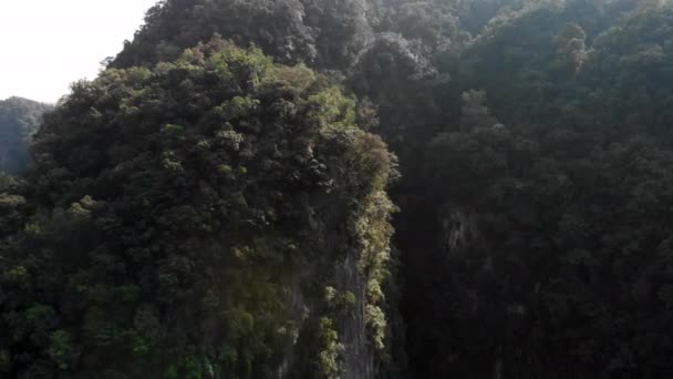 Um tiro aéreo circulando uma colina de pedra calcária — Vídeo de Stock