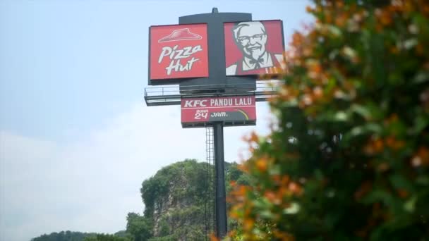 Ipoh Perak Luglio Una Segnaletica Kfc Pizza Hut Con Ipohs — Video Stock