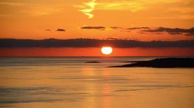 Güneşin deniz üzerindeki günbatımı manzarası 