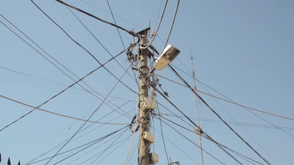 Poteau utilitaire avec de nombreux câbles et une vieille antenne de télévision. Lignes électriques et aériennes. Des fils électriques chaotiques dans la ville. Conception : énergie, industrie, téléphone, internet, technologie 