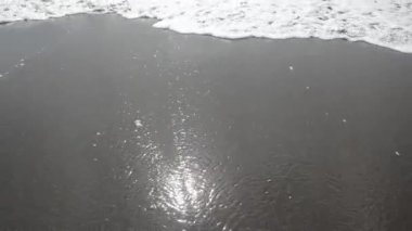 Karanlık kumlu okyanus dalgaları, video