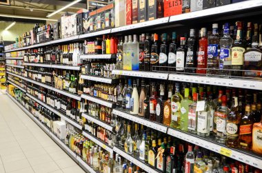 BH, 15 Mart 2020: Üst üste sergilenen süpermarketlerde bira şişeleri rafı. Hipermarkette farklı türde alkollü içecekler. Marketteki raflarda şişe bira, şarap ve likör. Alkolik Bever