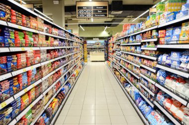 BH, 15 Mart 2020: Zincir süpermarkette raflarda bulunan ürünler. Alışverişe. Yerel bakkalda satılık konserve, kutu ve şişeler. Markette rafta yiyecek var. Konserve, kutu ve konserve gıda ürünleri