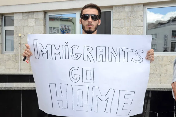 Bihac, Bosna-Hersek, 13 Ağustos 2018: Göçmenlere karşı protesto. Bir protestocu 'Göçmenler, evinize gidin' yazılı bir pankart tutuyor. Göçmen Karşıtı Protesto Yürüyüşü. Protestocular mültecilere karşı gösteri yaptı.