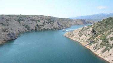 Yaz mevsiminde Maslenica Adriyatik Denizi 'nde yüzen bir tekne.