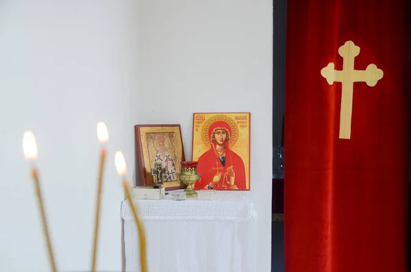 东正教教堂的圣像前的蜡烛 修道院里燃烧的蜡蜡烛 十字架和圣像 — 图库照片