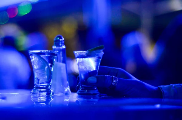 Bir kadeh tekila. Gece kulübünde misket limonu, tuz ve shot. Barda bir bardak alkol..