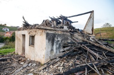 Yangından sonra bina harabeleri. Ev yanarak kül oldu. Köydeki eski harabe ve yıkılmış ev. Savaş sırasında evlerini yok ettiler..