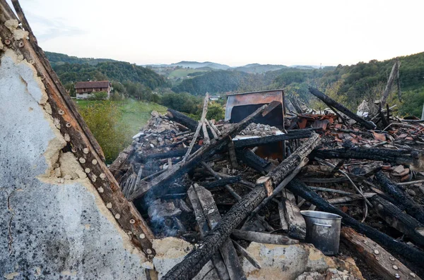 Руины Здания После Пожара Дом Сгорел Огне Старый Разрушенный Разрушенный — стоковое фото