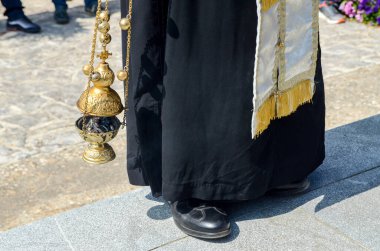 Papaz Missal 'da bir perşembe sallıyor. İbadet sırasında elleri sansürlü Ortodoks rahibi.