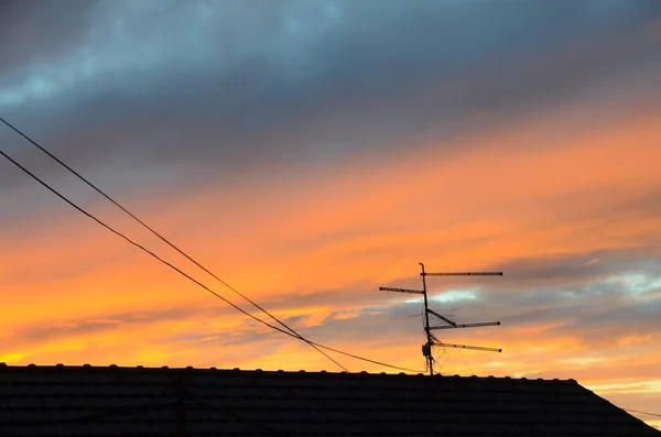 Antena Televisión Techo Casa Atardecer Silueta Antena Televisión Contra Dramático — Foto de Stock