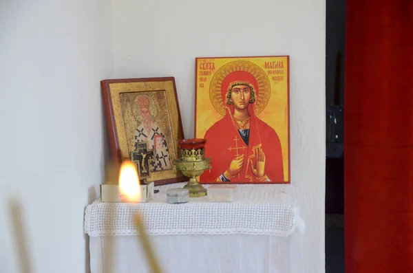 Velas Frente Ícones Igreja Ortodoxa Uma Cera Acesa Velas Cruz — Fotografia de Stock