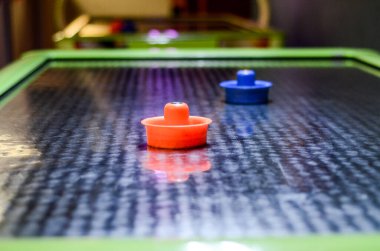 Cam kavanozda dart. Dart oyunu. Spor ve eğlence..