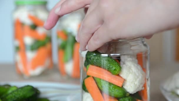 Hombre Adoba Coliflor Pepinos Zanahorias Cocina Casera Para Invierno — Vídeos de Stock