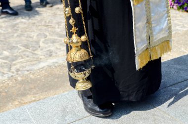 Sokakta censer ile rahip