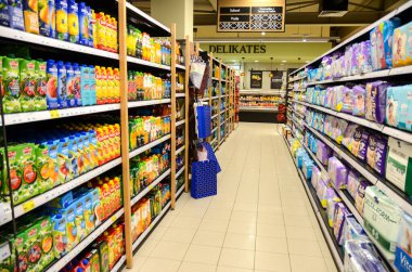 Süpermarkette raflar ve çeşitli eşyalar.