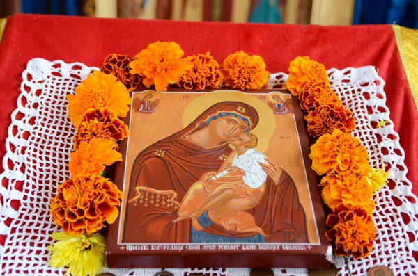 Una Hermosa Iglesia Madera Antigua Icono Decorado Con Ramo Flores — Foto de Stock