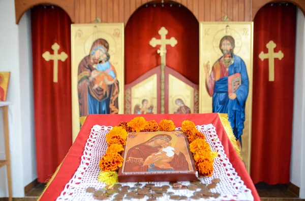 Vacker Gammal Träkyrka Ikon Dekorerad Med Bukett Gula Blommor — Stockfoto