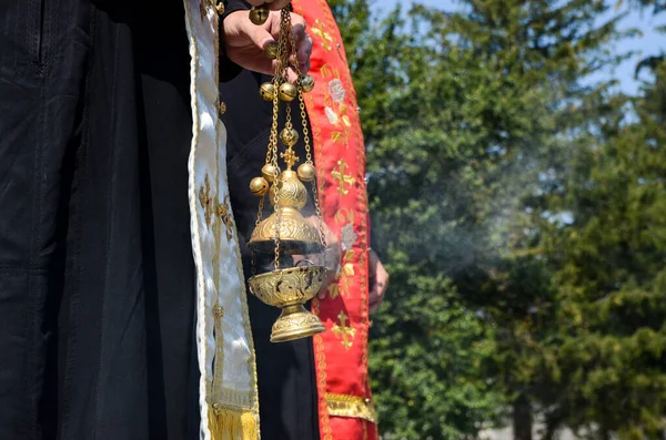 Padre Com Incensário Rua — Fotografia de Stock