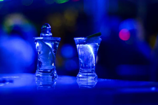 Filiżanki Tequili Barze Niebieskimi Lampkami Nocnymi — Zdjęcie stockowe