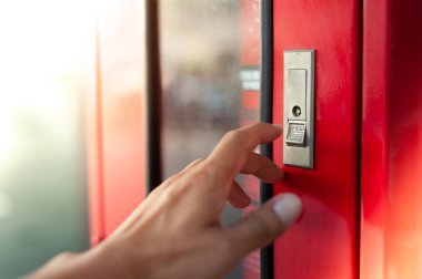 Yangın söndürücü'nın kapıyı açmak için düğmesine basın olacak el