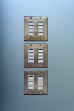 Durum paneli bir etiket, yeşil ışık ve kırmızı ışık oluşur. soluk mavi bir duvarda kare metal kapak ile kaplıdır.