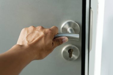 insan eli an bir düğme üzerinde tutun metal kapı açılıyor