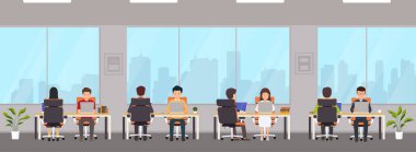 Çalışanları ile modern ofis iç. Büyük pencere, masaüstü, dizüstü bilgisayar ile yaratıcı ofis çalışma alanı.