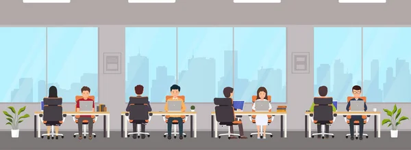 Moderno interior de oficina con empleados. Espacio de trabajo de oficina creativo con ventana grande, escritorio, computadora portátil . — Vector de stock