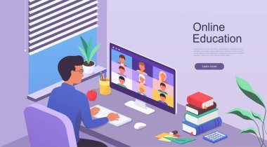 Adam bilgisayarla masada otururken evde çalışıyor. Çevrimiçi e-öğrenme ve webinar eğitimi yoluyla çalışma. Evde uzaktan eğitim kavramı.