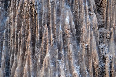 Bir çöl mağarasında dokulu kaya