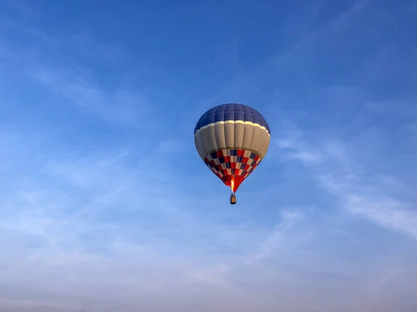 Balão Quente Atrás Céu Azul — Fotografia de Stock