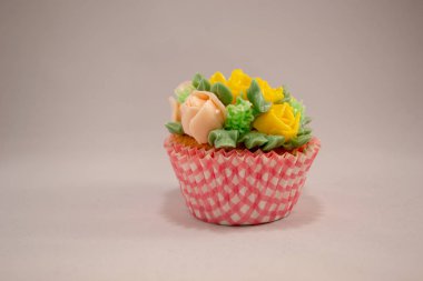 Buttercream çiçekler ile pişmiş ev yapımı cupcakes