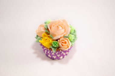 Buttercream çiçekler ile pişmiş ev yapımı cupcakes
