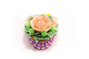 Buttercream çiçekler ile pişmiş ev yapımı cupcakes
