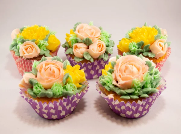 Gebackene Hausgemachte Cupcakes Mit Buttercremeblüten — Stockfoto