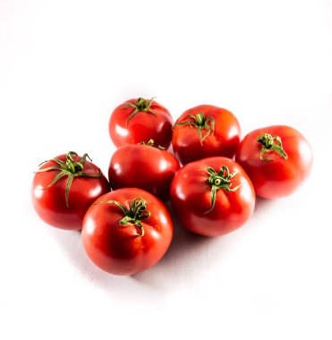 Beyaz arkaplanda kırmızı olgun domatesler