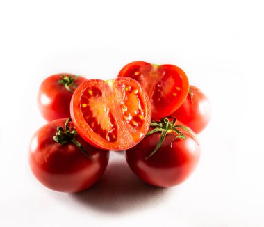 Beyaz arkaplanda kırmızı olgun domatesler