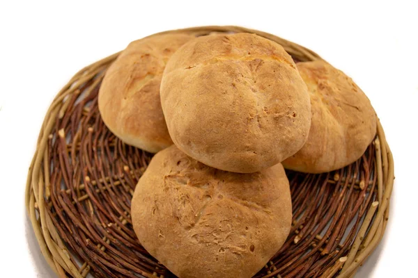 Pão Caseiro Fresco Assado Uma Cesta Madeira Vime — Fotografia de Stock