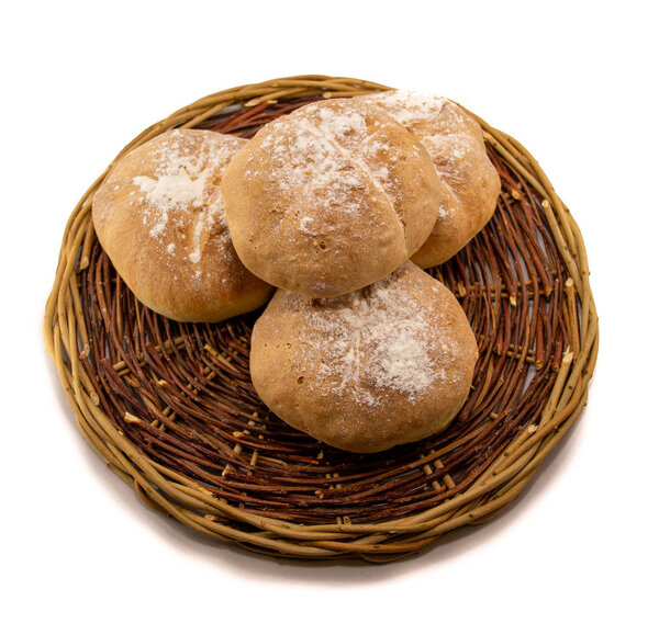 Свежий выпеченный домашний хлеб в плетеной корзине из дерева
