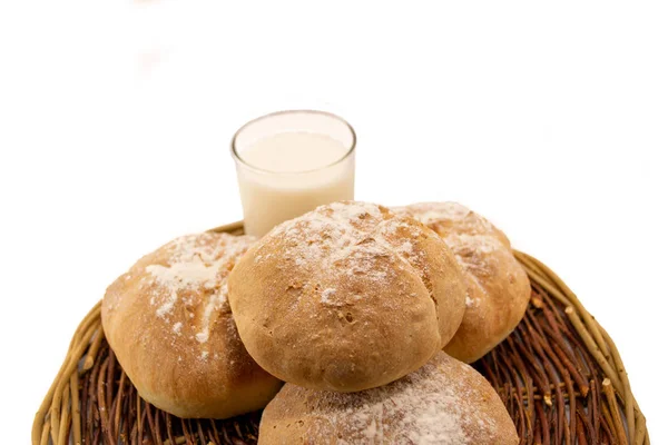 Pane Fresco Fatto Casa Cesto Legno Vimini Con Bicchiere Latte — Foto Stock