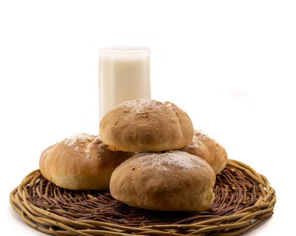 新鲜出炉的自制面包 在柳条木篮与一杯牛奶 — 图库照片