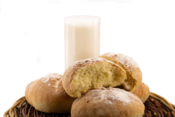 Pão Caseiro Fresco Assado Uma Cesta Madeira Vime Com Copo — Fotografia de Stock