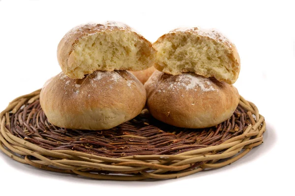 Pão Caseiro Fresco Assado Uma Cesta Madeira Vime — Fotografia de Stock