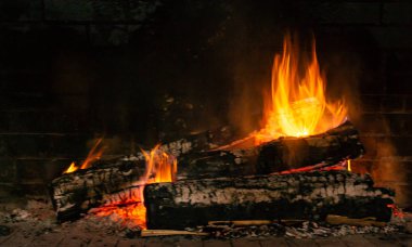 Taş şömineyi parlayan bir yangında