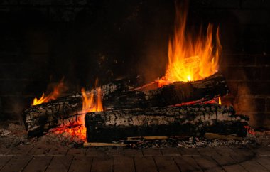 Taş şömineyi parlayan bir yangında