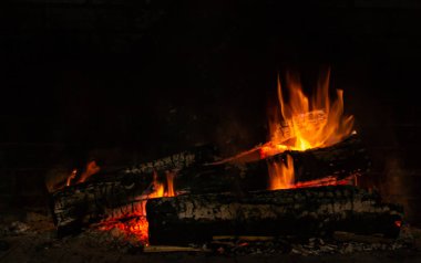 Taş şömineyi parlayan bir yangında